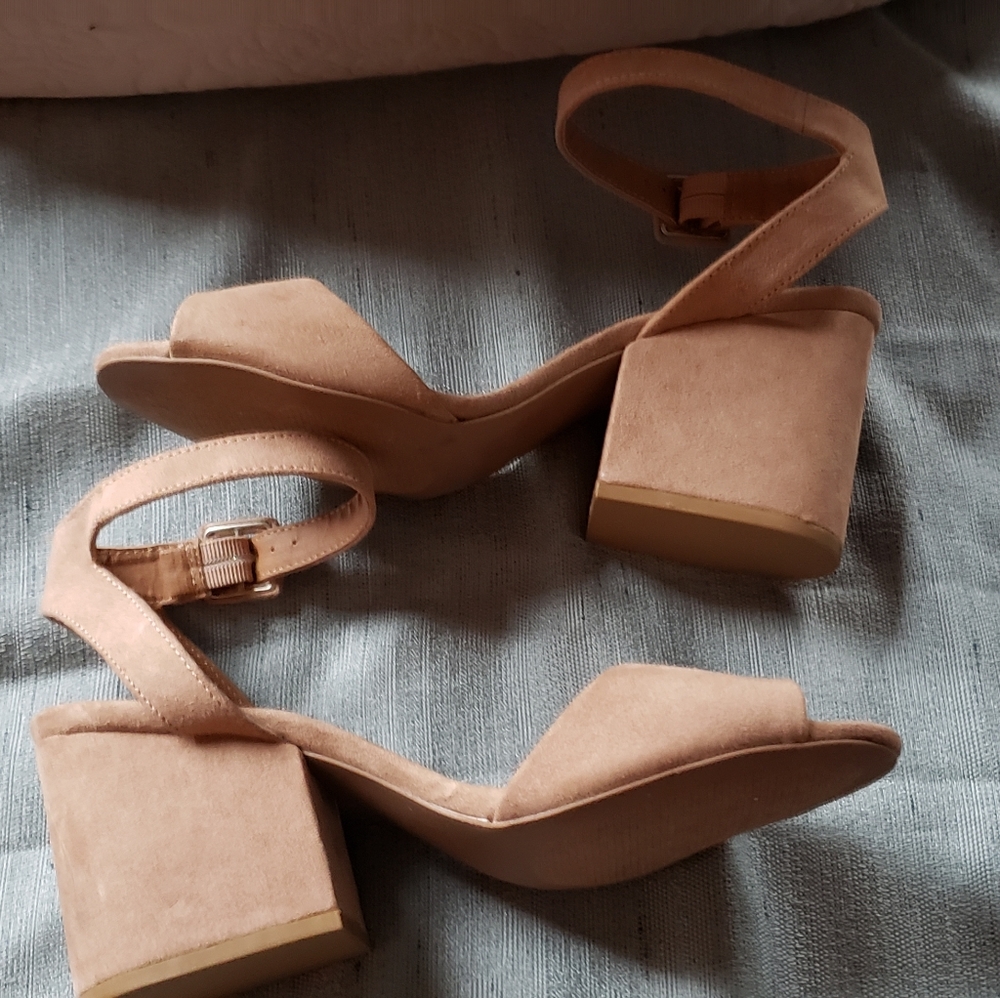 Low heel shoes